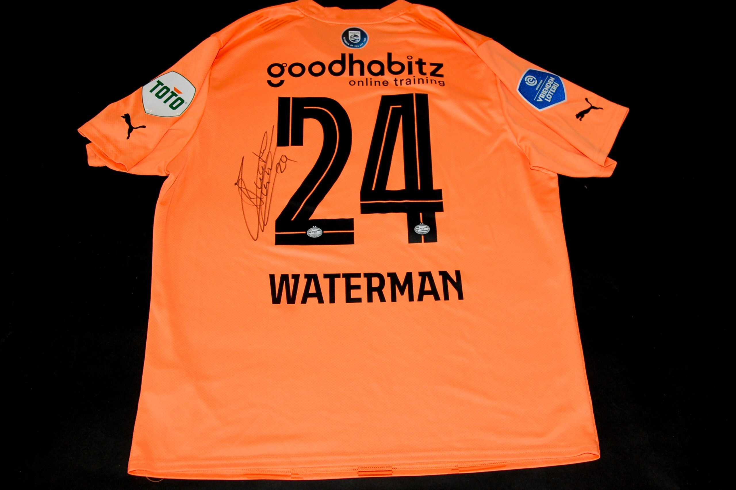 ik lees een boek Veraangenamen hurken PSV keepersshirt Boy Waterman - IK STEUN MEE